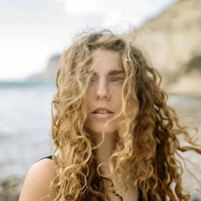 Capelli ricci al naturale: come valorizzarli, curarli e tagliarli nel modo giusto